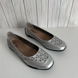 Women's Metallic Silver Loafers Size 8 Wide NEW